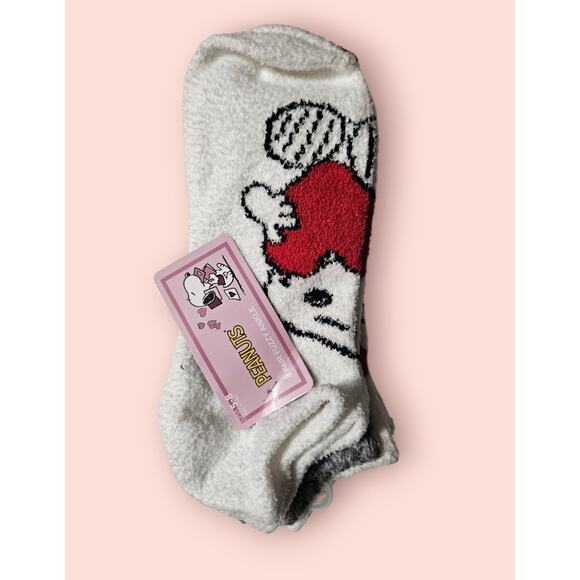 Brand New 4 Pairs Ankle Socks Peanuts Fuzzie Snoopie Size 5-8 - Picture 1 of 7